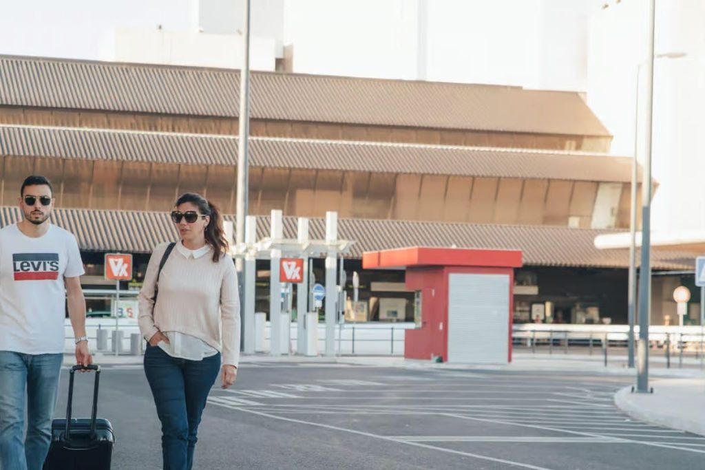 Lisbon: Private Transfer To/From Airport and City Center
