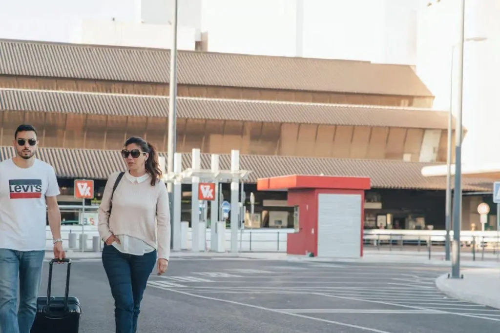 Lisbon: Private Transfer To/From Airport and City Center