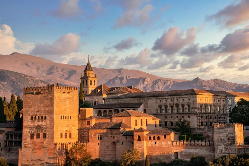 Alhambra y Palacios nazaríes: Entrada sin colas + Tour guiado