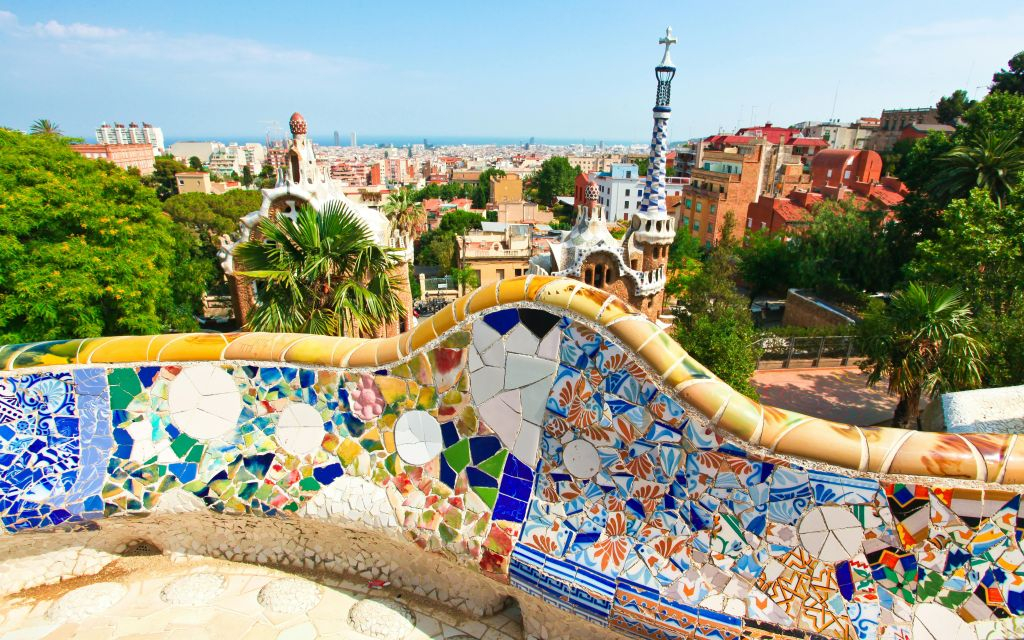 Sagrada Família & Park Güell: Guided Tour with Transport