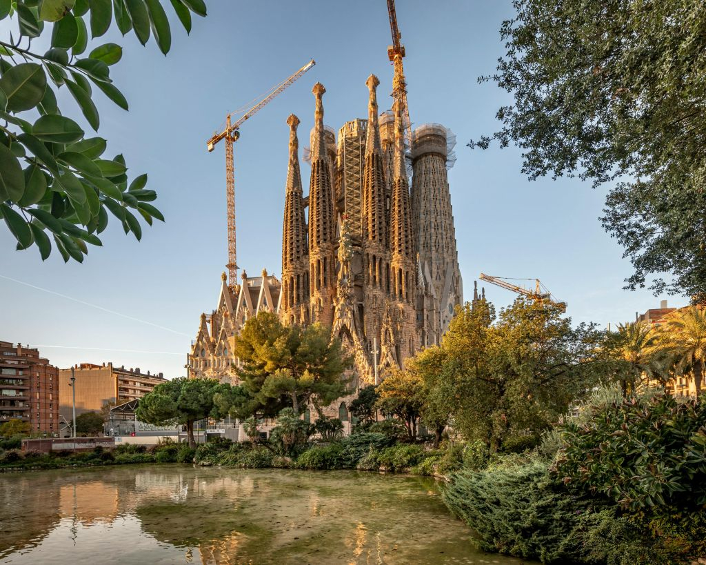 Sagrada Família & Park Güell: Guided Tour with Transport