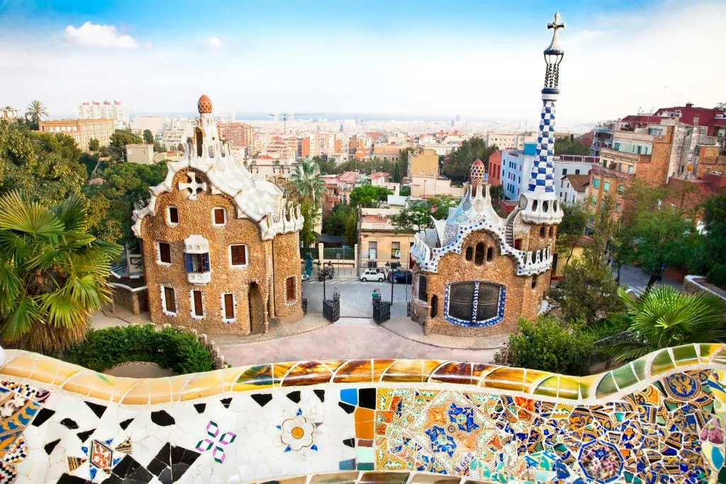 Sagrada Família & Park Güell: Guided Tour with Transport