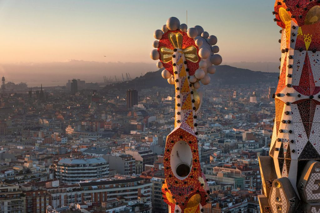 Sagrada Família & Park Güell: Guided Tour with Transport