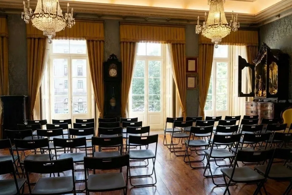 Estação de São Bento: Espetáculo de Fado Presidencial com Vinho do Porto