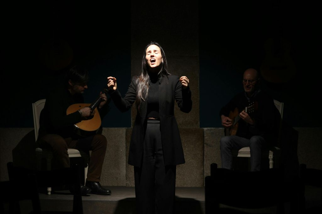 Estação de São Bento: Spettacolo di Fado del Presidencial con vino di Porto