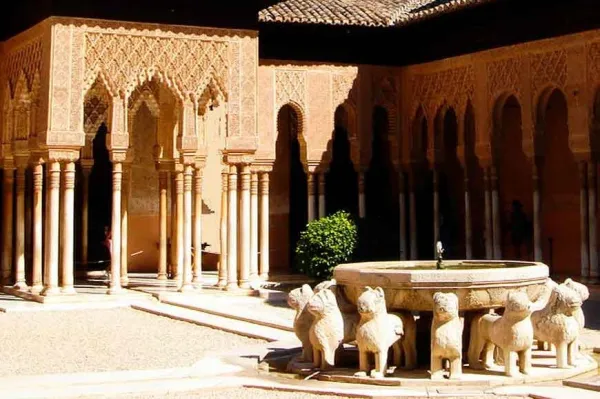 Alhambra: Biglietto salta-coda + Tour guidato privato
