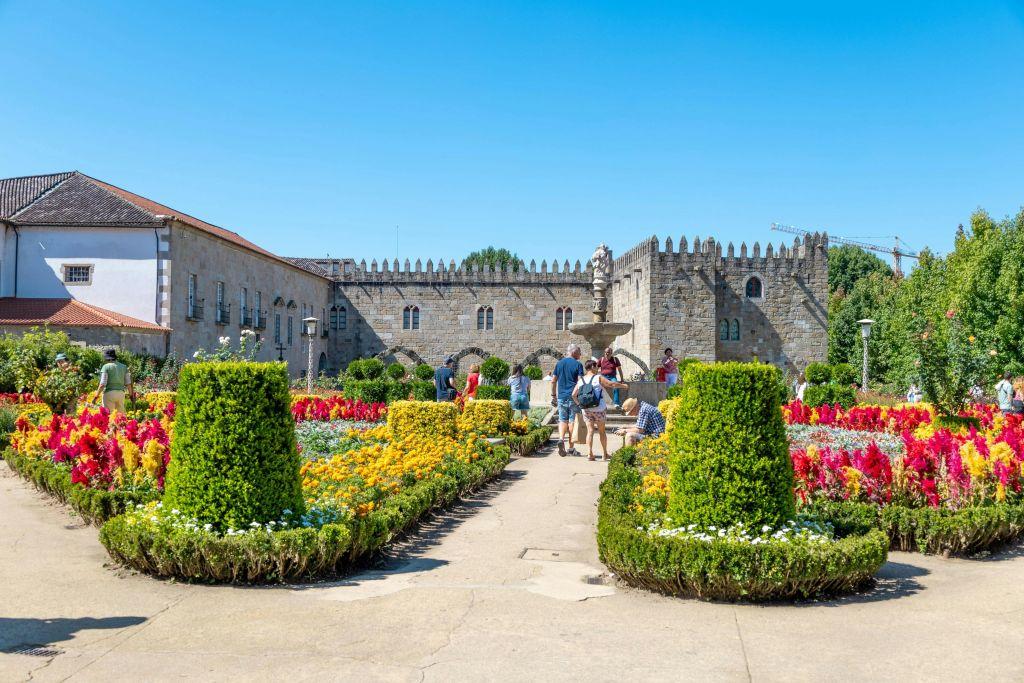 Braga & Guimarães: Small Group Guided Tour + Transfer from Porto