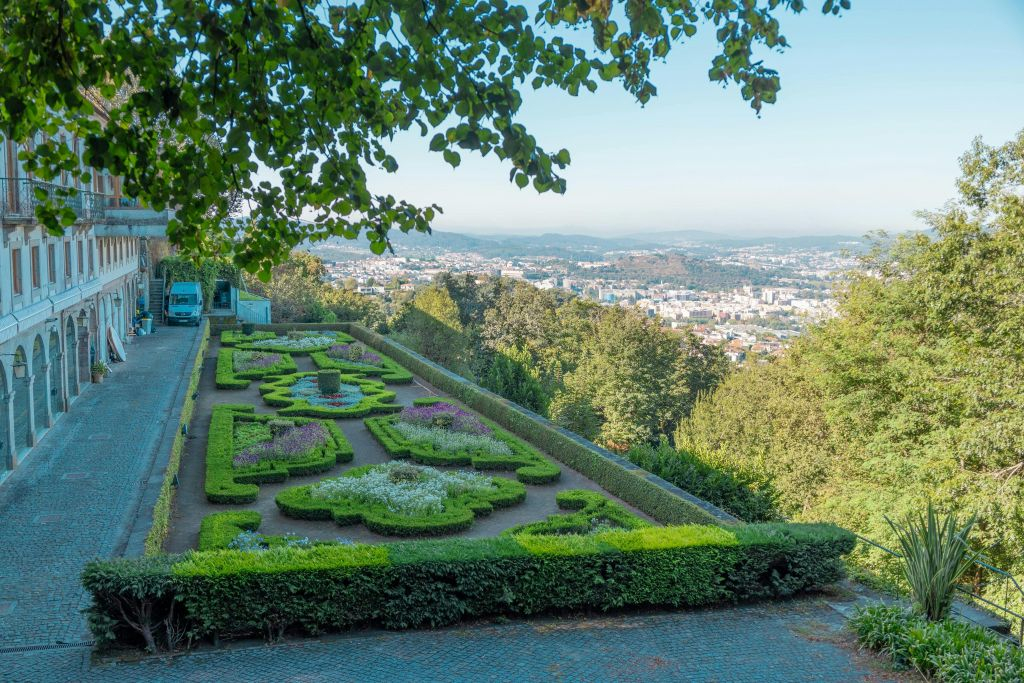 Braga & Guimarães: Small Group Guided Tour + Transfer from Porto