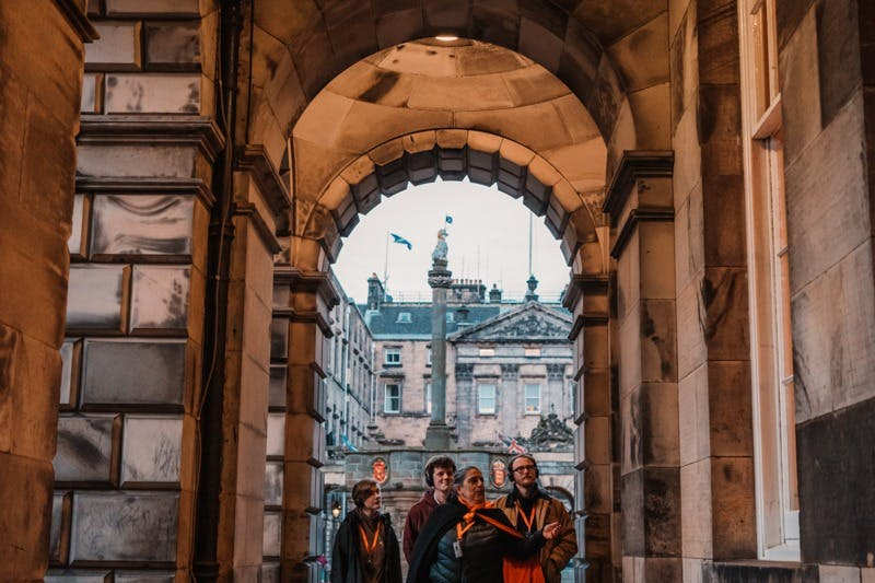 Edinburgh: Evening Ghosts & Ghouls Guided Tour