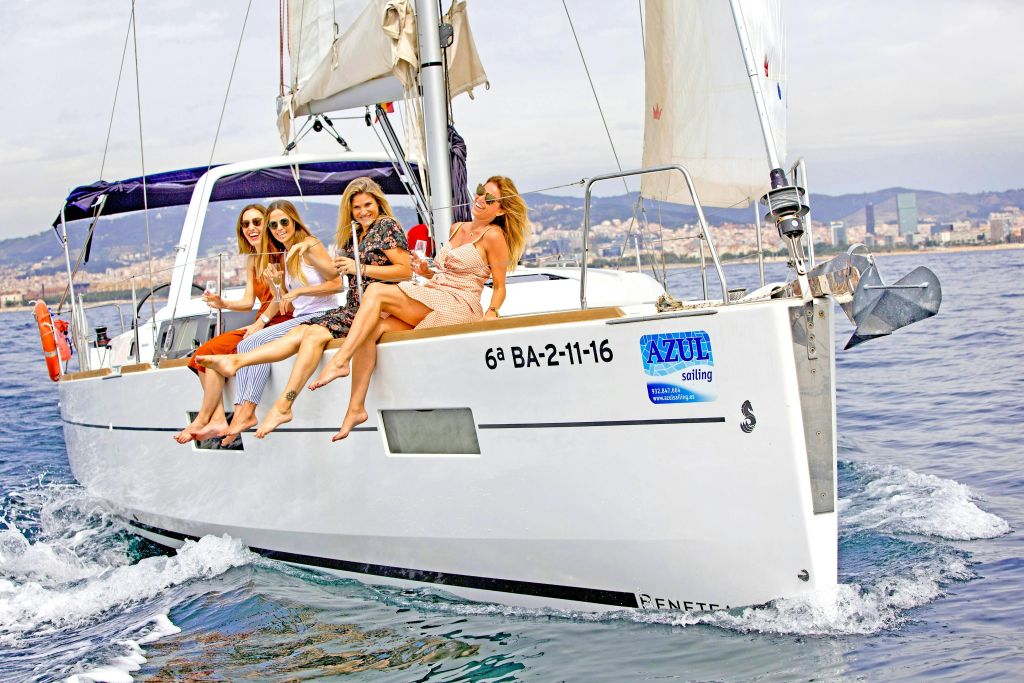 Barcelona: 1-Hr Sailing Experience + Drinks & Snacks