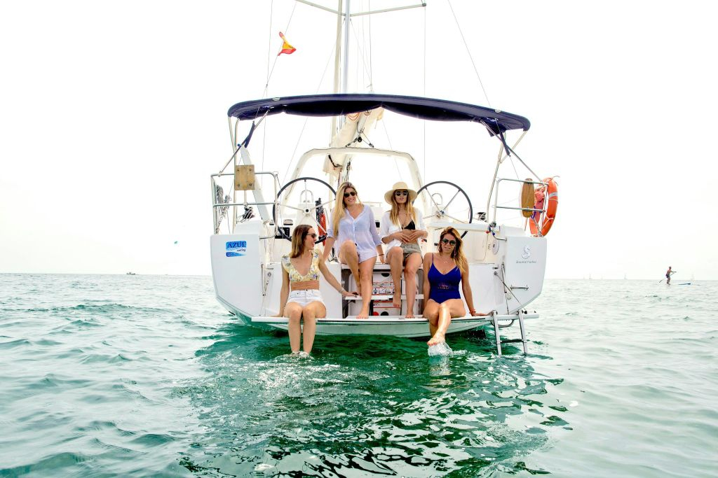 Barcelona: 1-Hr Sailing Experience + Drinks & Snacks