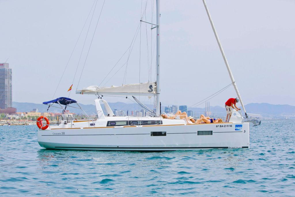 Barcelona: 1-Hr Sailing Experience + Drinks & Snacks