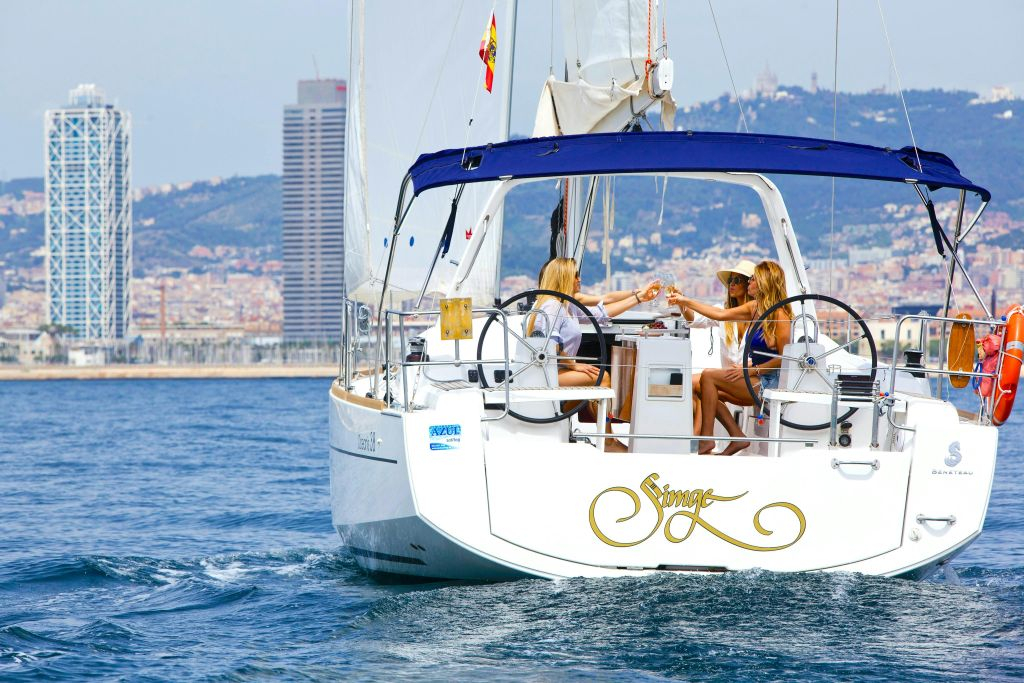 Barcelona: 1-Hr Sailing Experience + Drinks & Snacks