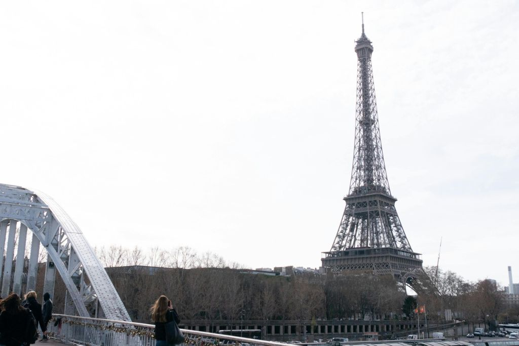 Eiffel Tower: Guided Morning Tour