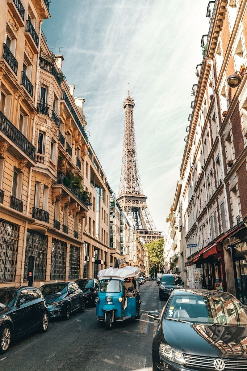 Eiffel Tower: Guided Morning Tour