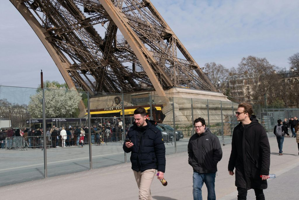 Eiffel Tower: Guided Morning Tour