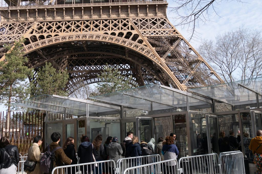 Eiffel Tower: Guided Morning Tour