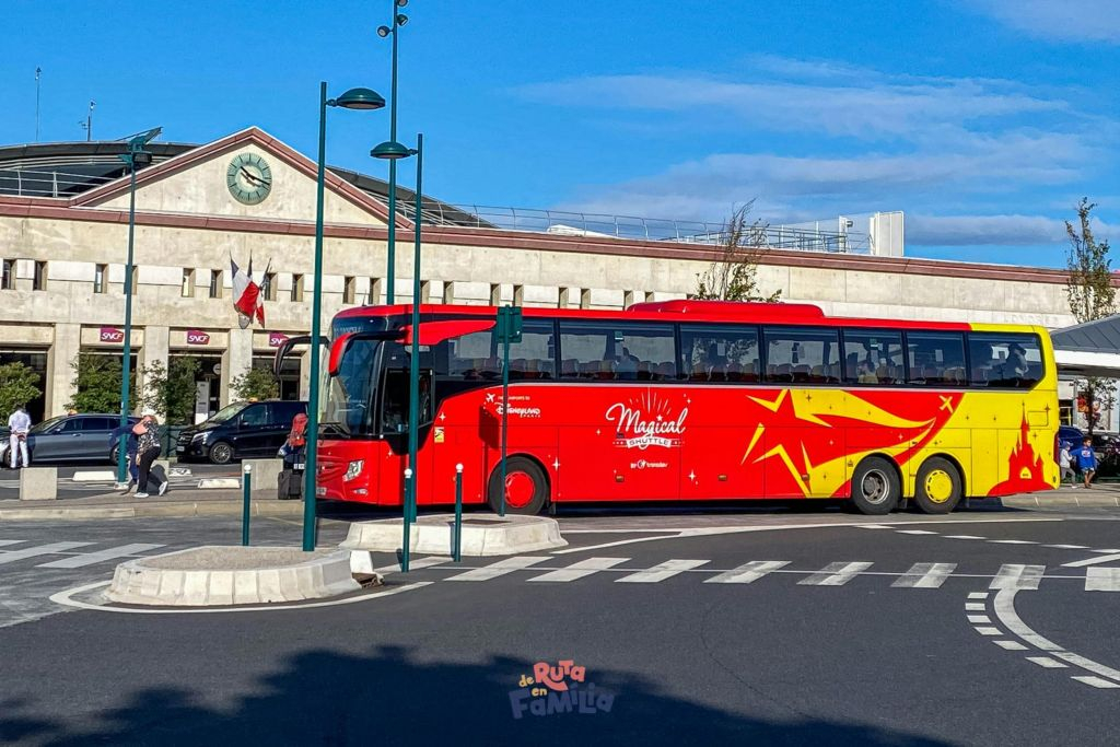 Parigi: Trasferimento in autobus di andata e ritorno dall'aeroporto Charles de Gaulle a Disneyland