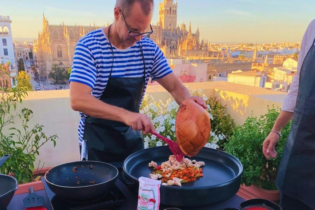 Séville : cours de cuisine sur la paella et visite panoramique des toits