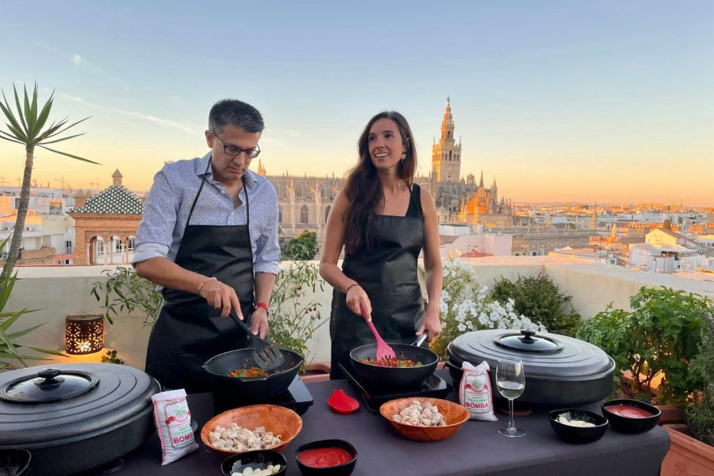 Séville : cours de cuisine sur la paella et visite panoramique des toits