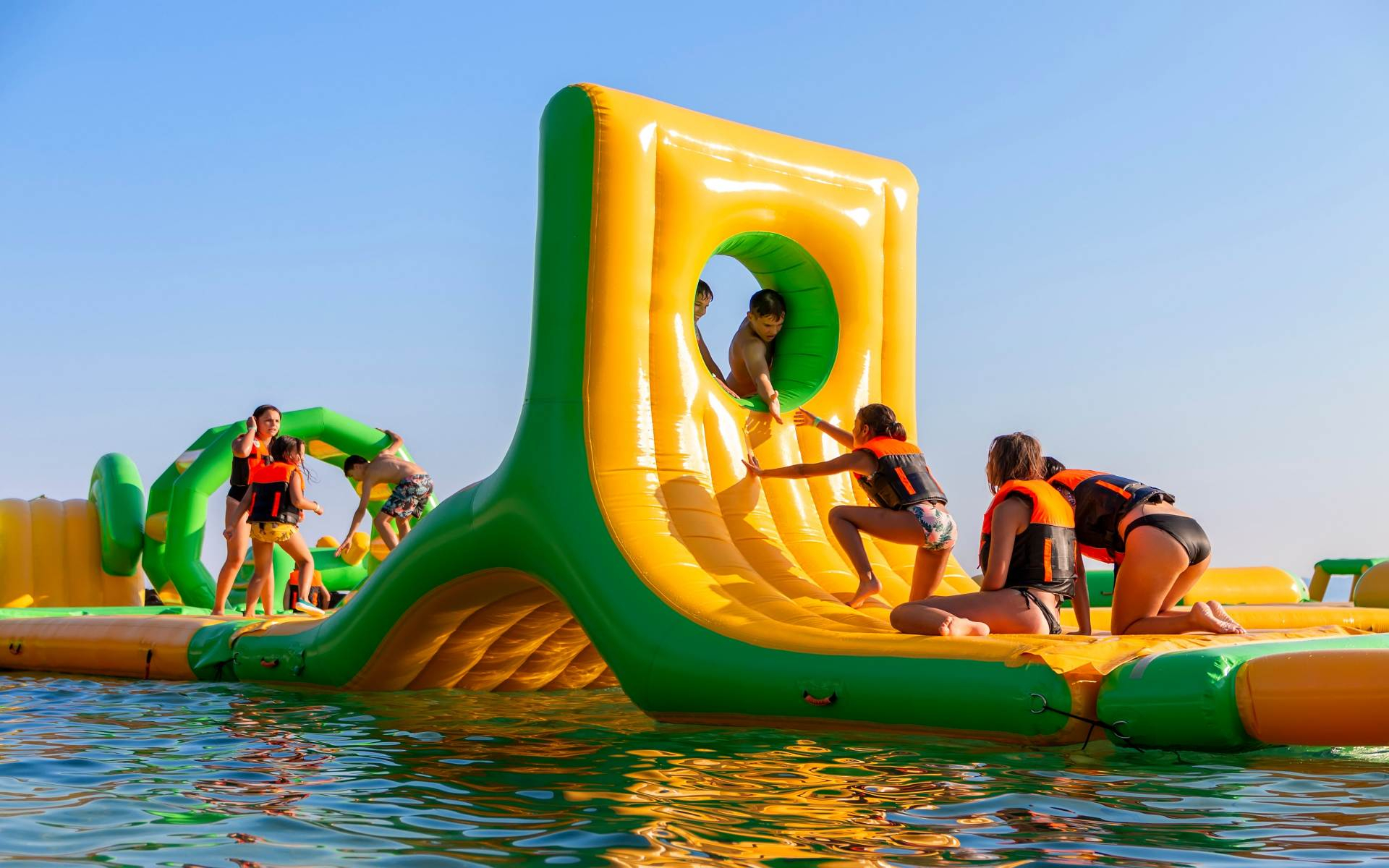 Parque Acuático Hinchable en el Mar - Salou