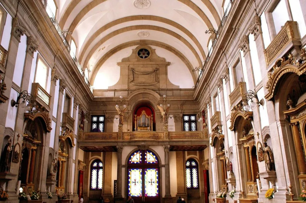 Trindade Porto: Guided Tour + Fado Show + Port Wine