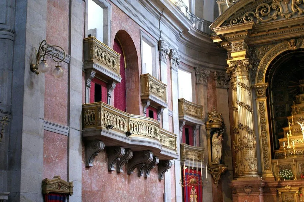 Trindade Porto: Guided Tour + Fado Show + Port Wine