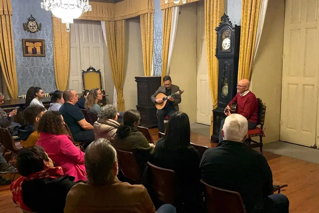 Trindade Porto: Guided Tour + Fado Show + Port Wine
