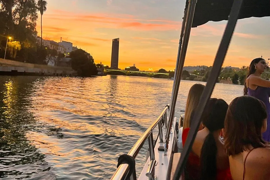 Sevilla: Paseo guiado en barco por el Guadalquivir