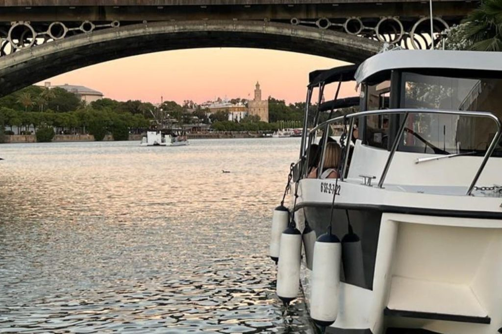 Sevilla: Paseo guiado en barco por el Guadalquivir