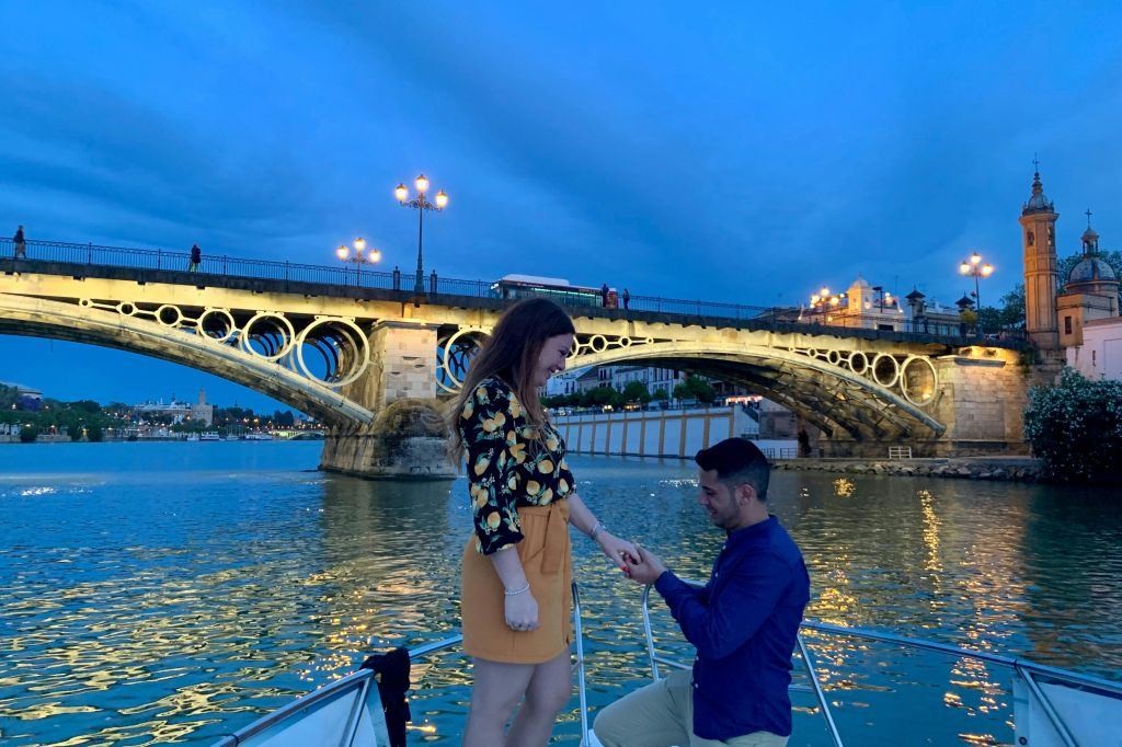 Sevilla: Excursión Romántica en Barco de 1 Hora