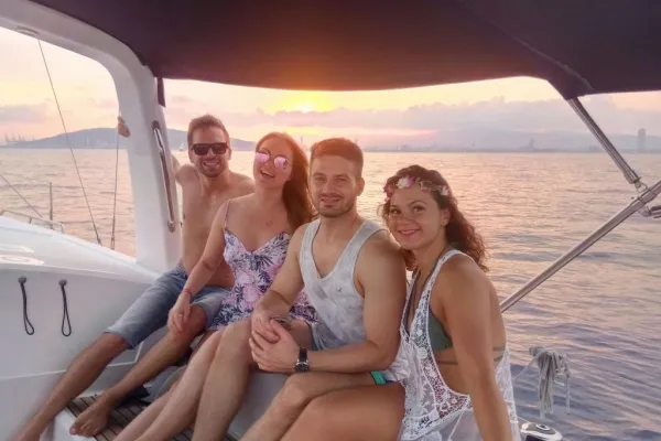 Barcelona: Excursión en barco al atardecer en grupo reducido + tapas y bebidas ilimitadas
