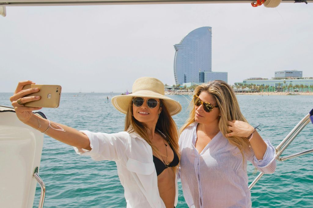 Relaxing 2-Hr Sailing Tour with Open Bar & Snacks