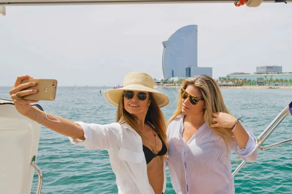 Relaxing 2-Hr Sailing Tour with Open Bar & Snacks