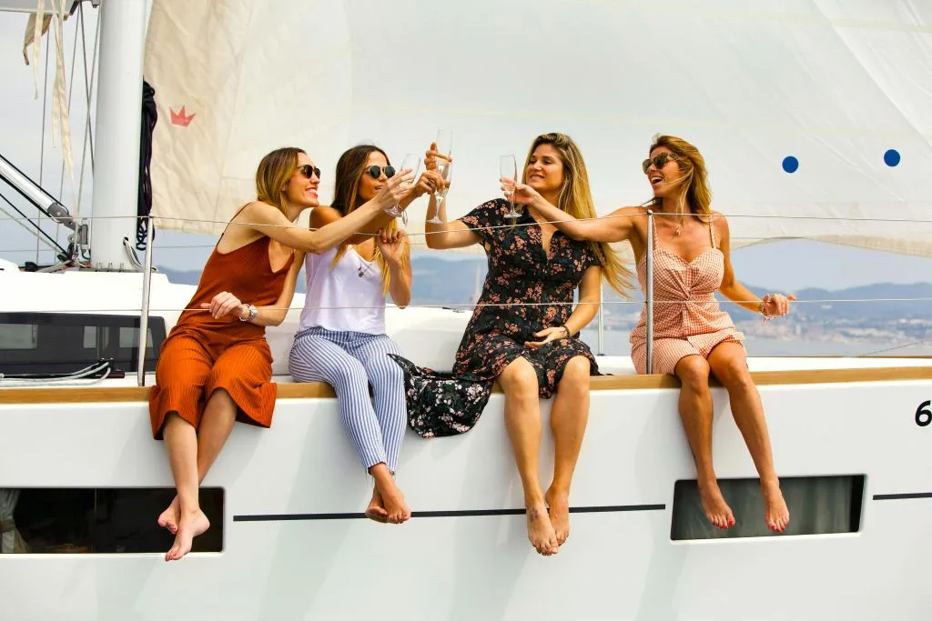 Relaxing 2-Hr Sailing Tour with Open Bar & Snacks