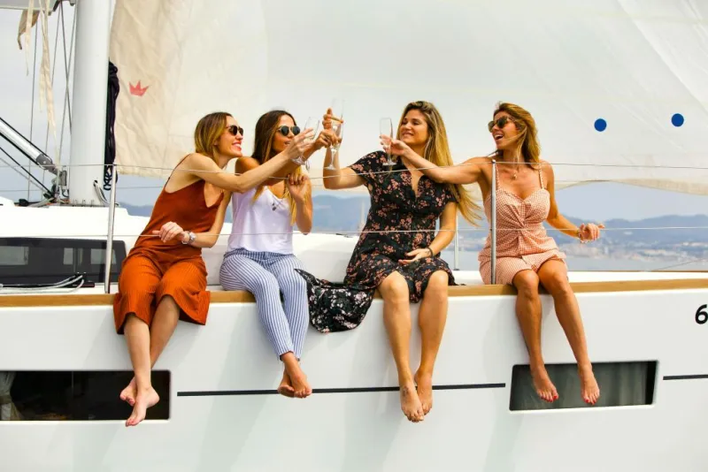 Relaxing 2-Hr Sailing Tour with Open Bar & Snacks