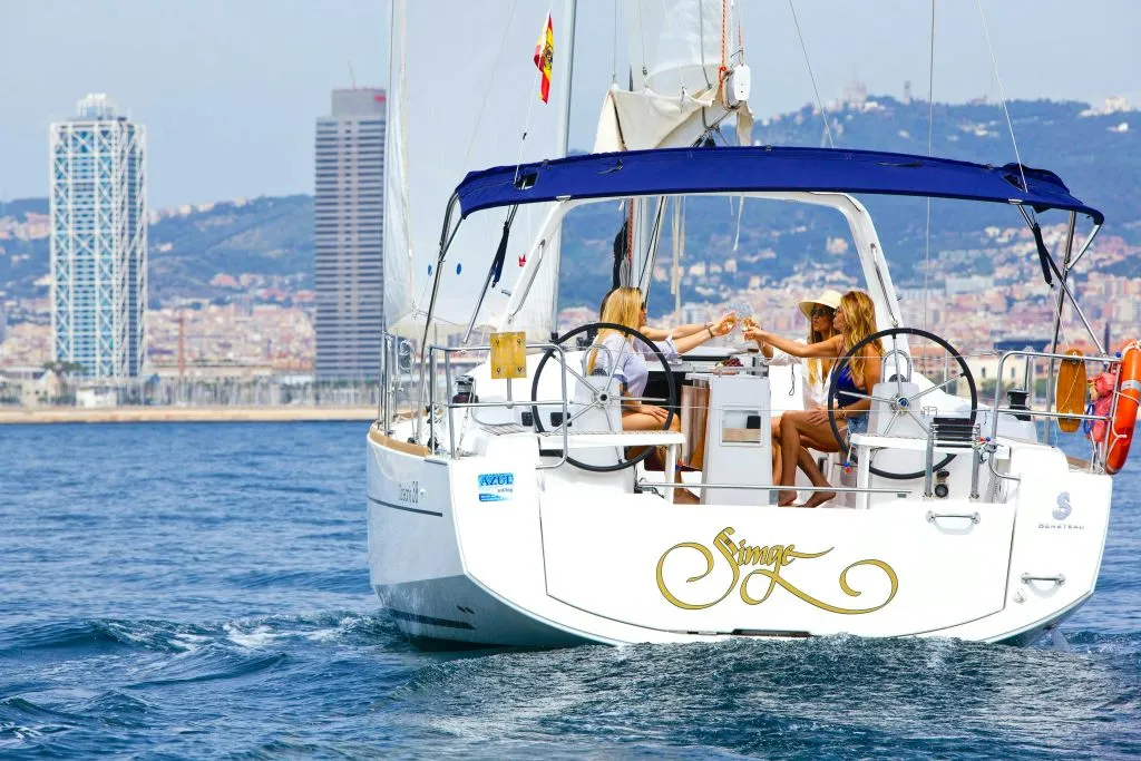 Relaxing 2-Hr Sailing Tour with Open Bar & Snacks