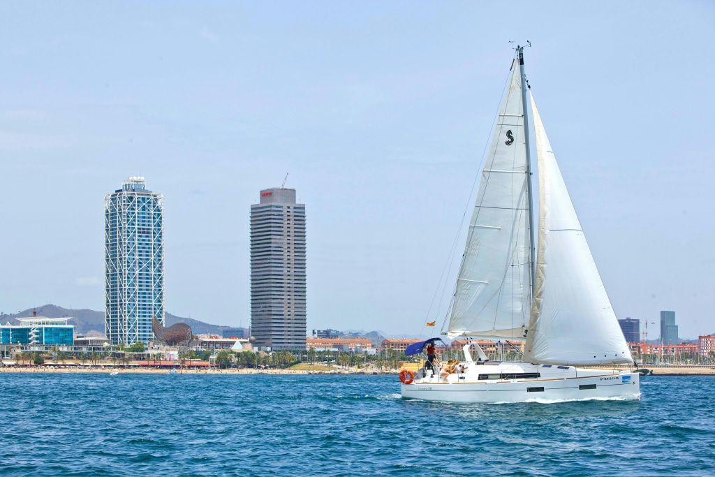 Relaxing 2-Hr Sailing Tour with Open Bar & Snacks