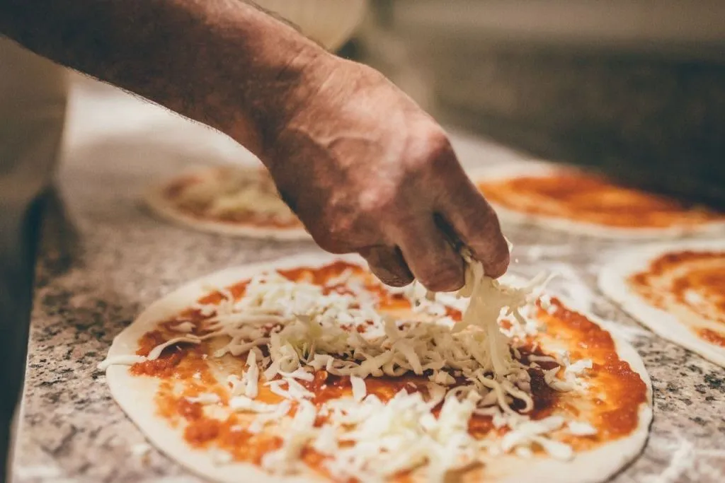 La via italiana: Laboratorio di Pizza e Gelato a Firenze con uno chef locale