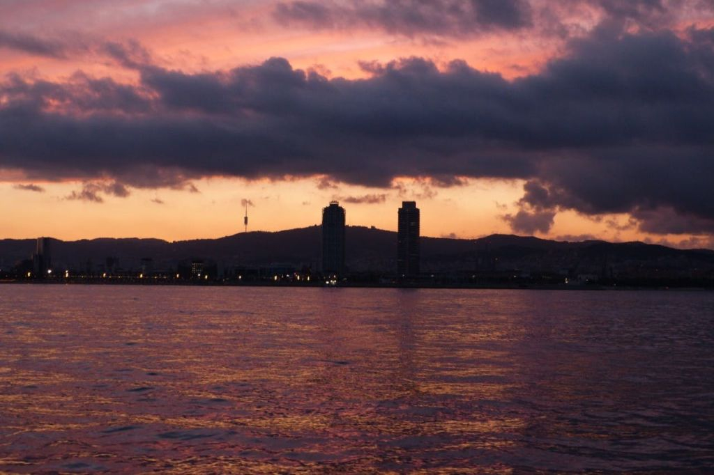 Barcelone : Voile au coucher du soleil + collations et boissons