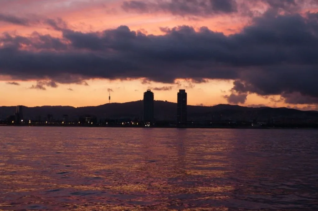 Barcelona: Sunset Sailing Experience + Snacks & Drinks