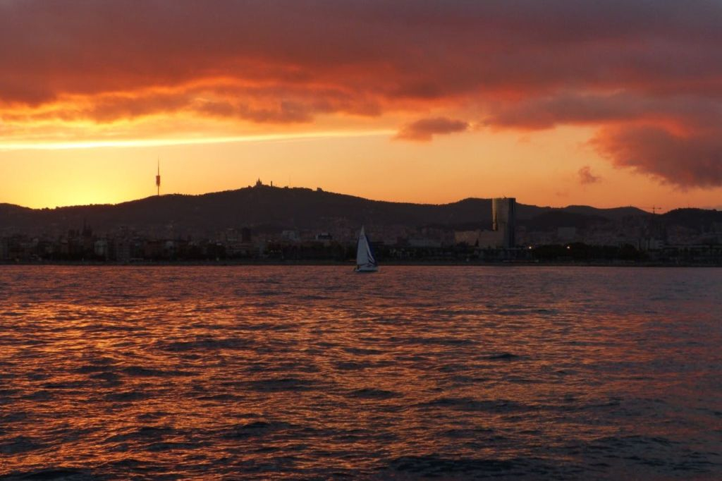 Barcelone : Voile au coucher du soleil + collations et boissons