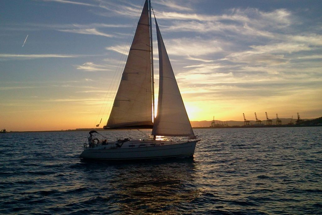 Barcelone : Voile au coucher du soleil + collations et boissons