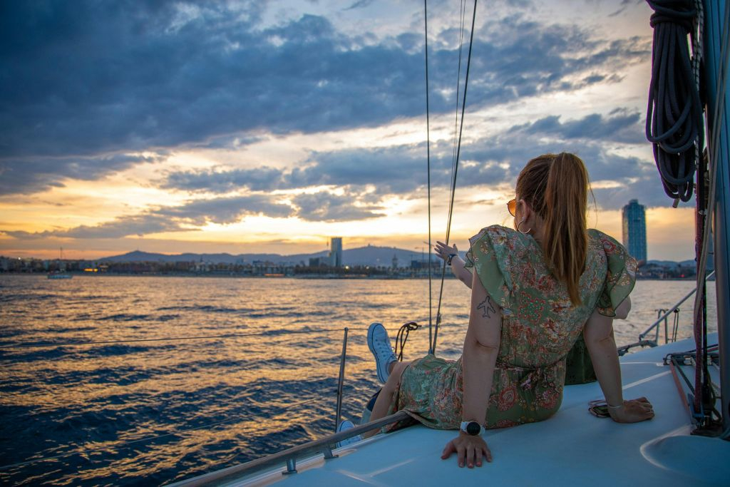 Barcelona: Experiencia de navegación al atardecer + Aperitivos y Bebidas