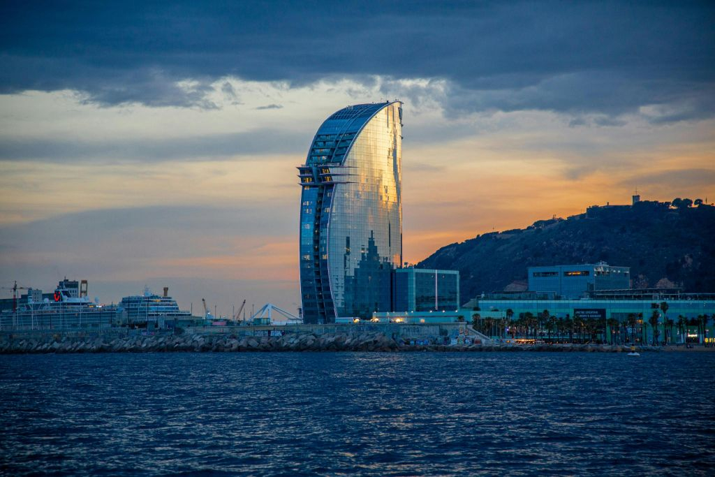Barcelone : Voile au coucher du soleil + collations et boissons