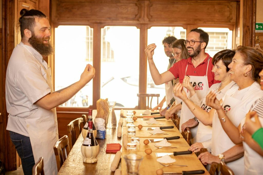 Florença: Aula de culinária para pequenos grupos + vinho ilimitado + visita opcional ao mercado