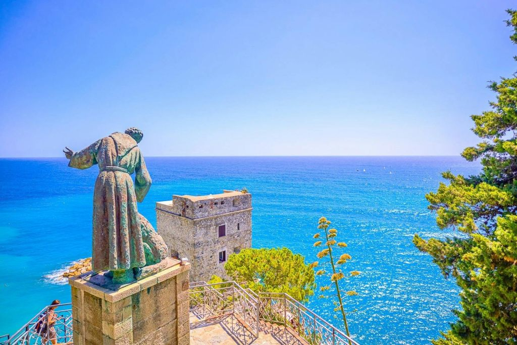 Cinque Terre National Park: Entry Ticket + Guided Day Trip from Milan