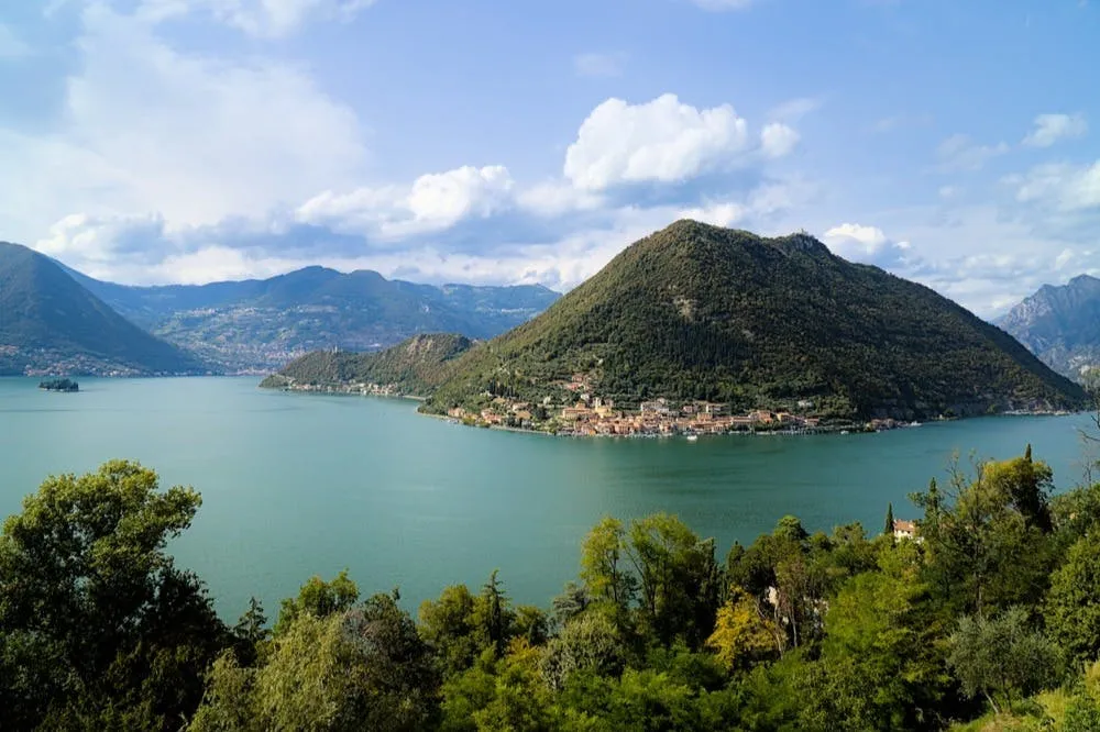 Lago d'Iseo e Franciacorta: tour guidato da Milano + degustazione di vini