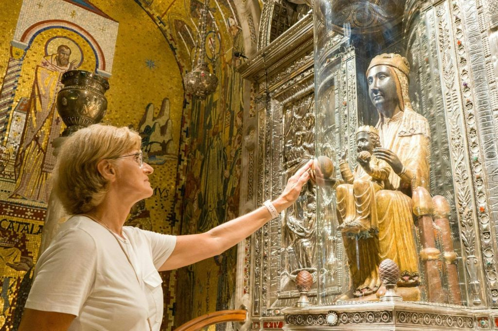 Montserrat: Guided Tour from Barcelona + Moreneta Access + Transfer