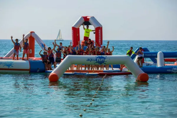 Salou: Experiência de parque aquático insuflável
